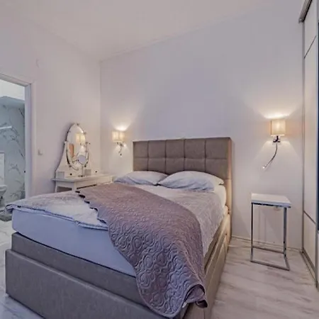 One Step To With Indoor Pool Kuciste