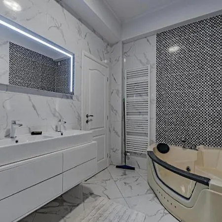 One Step To With Indoor Pool * Kućište