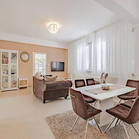 One Step To With Indoor Pool * Kućište