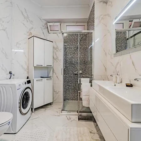 One Step To With Indoor Pool * Kučište