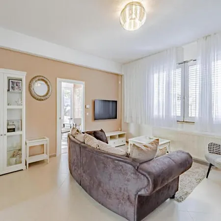 וילה One Step To With Indoor Pool