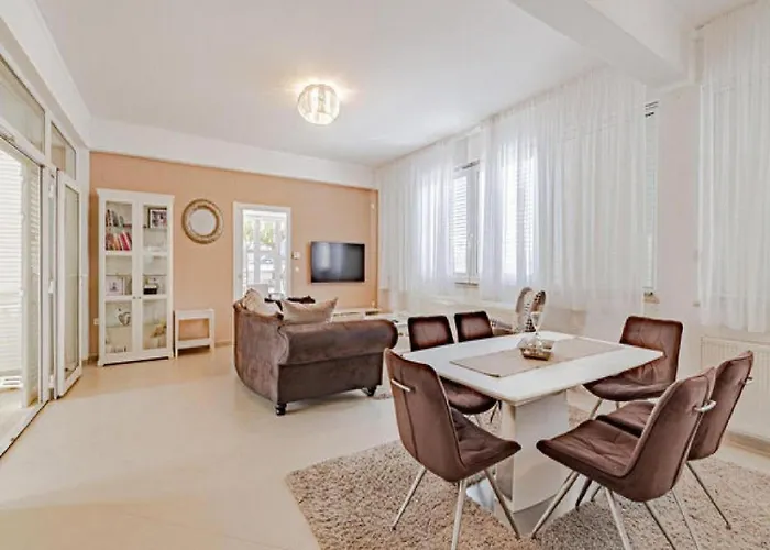 One Step To With Indoor Pool * Kućište