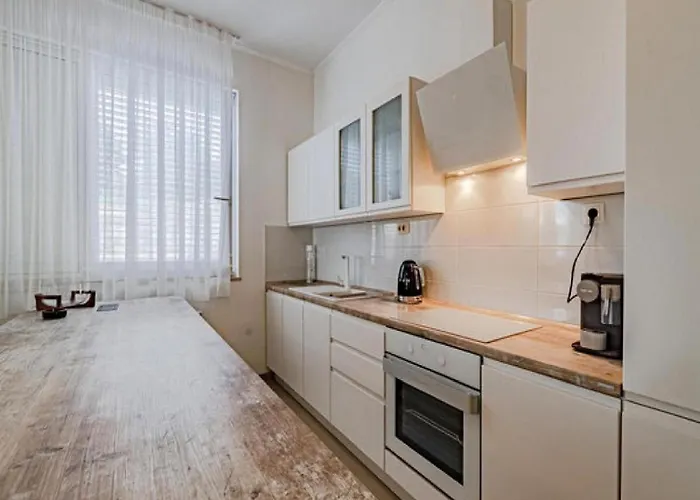 One Step To With Indoor Pool 빌라 *