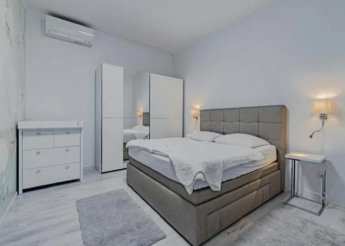 One Step To With Indoor Pool 쿠치슈테