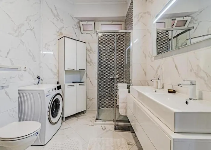 One Step To With Indoor Pool * Kućište