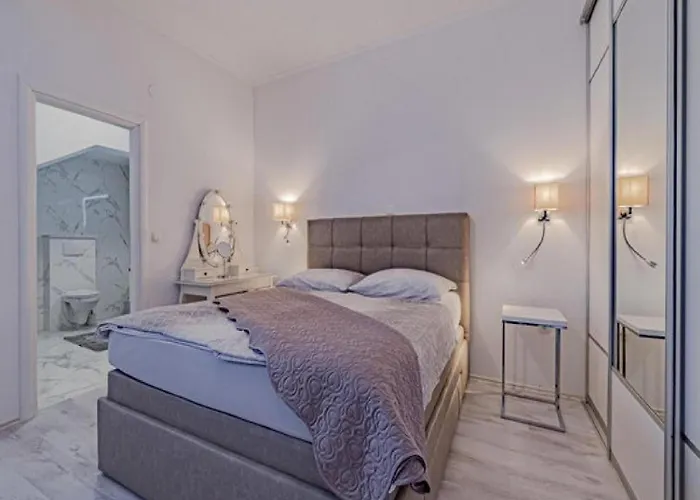 One Step To With Indoor Pool Kućište