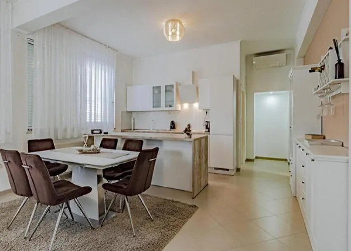 One Step To With Indoor Pool * 쿠치슈테